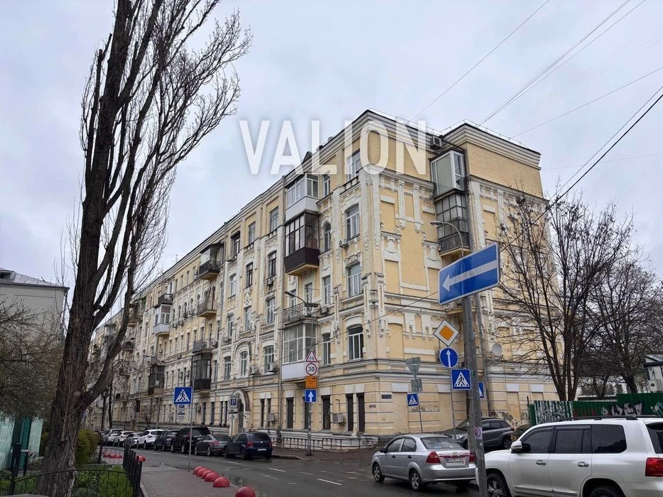 I will sell a 1-room apartment in the historical center of Kyiv. Stril