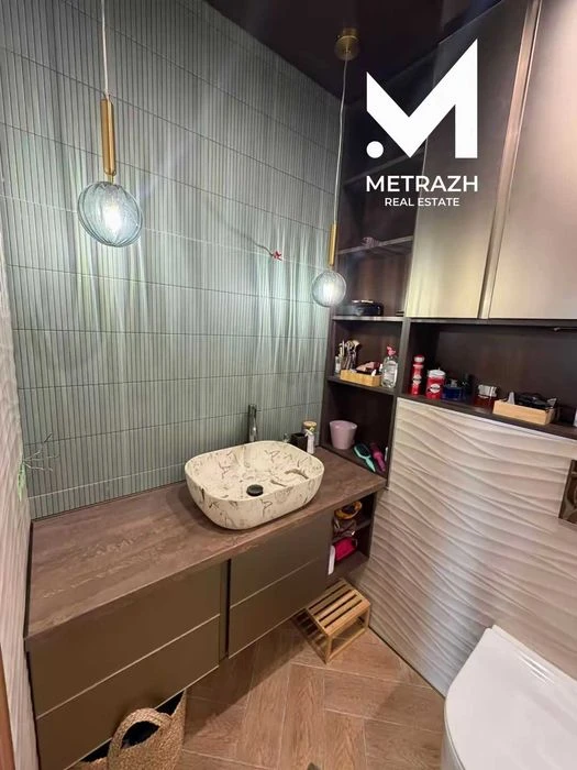 Selling a 2-room apartment, Iskrinsky residential complex, Zashchitnikov Ukrainy, 73 sq.m. (code