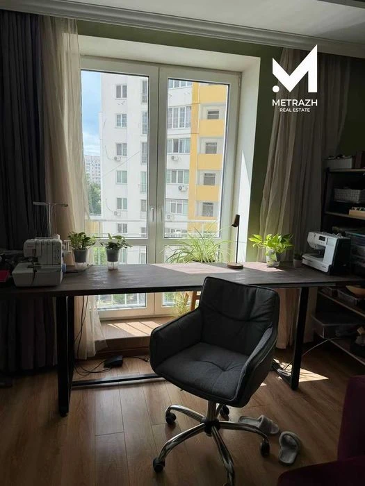 Selling a 2-room apartment, Iskrinsky residential complex, Zashchitnikov Ukrainy, 73 sq.m. (code
