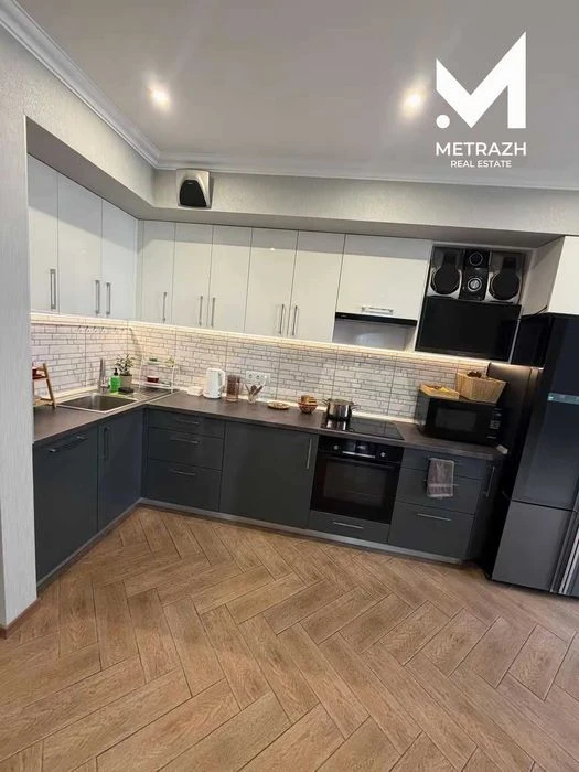 Selling a 2-room apartment, Iskrinsky residential complex, Zashchitnikov Ukrainy, 73 sq.m. (code