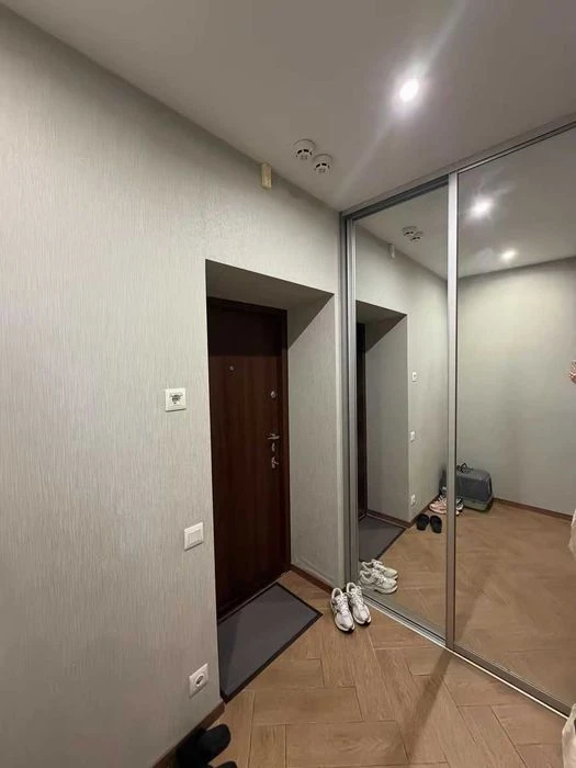 Selling a 2-room apartment, Iskrinsky residential complex, Zashchitnikov Ukrainy, 73 sq.m. (code