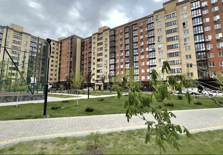 Продам 2-х комнатную квартиру с ремонтом в новом доме на Сах.