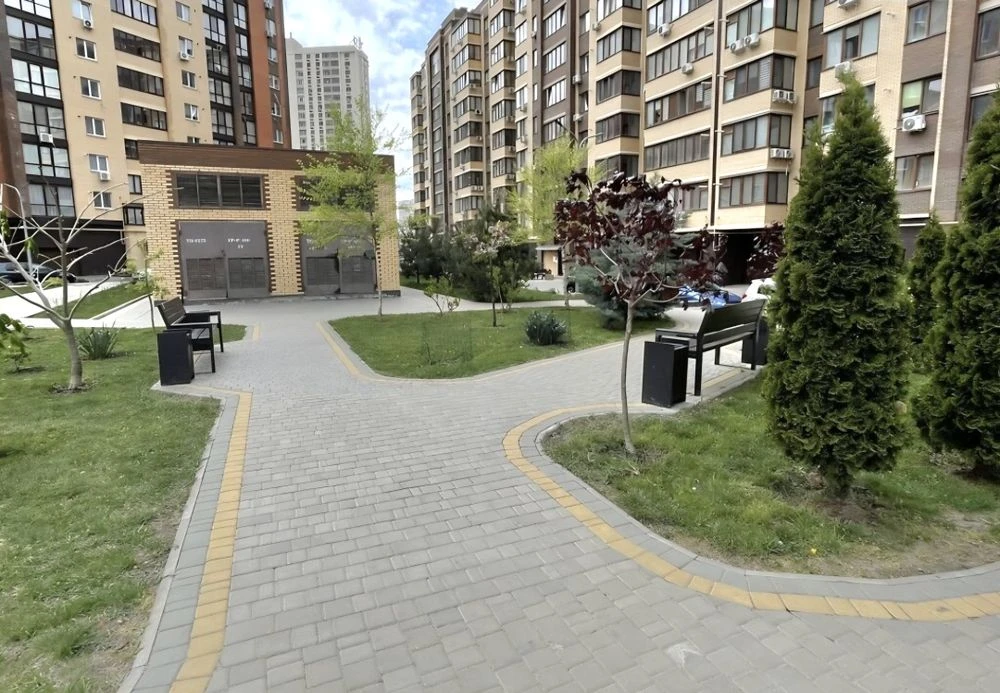 Продам 2-х комнатную квартиру с ремонтом в новом доме на Сах.