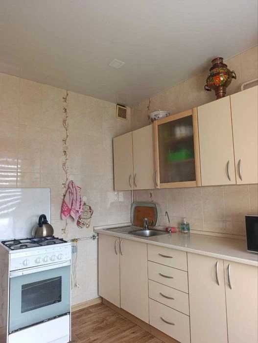 Selling 3-room apartment Peremogha-6, major renovation, furniture, appliances