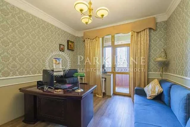For sale 5-room apartment of John McCain 18/2 Pecherskyi district