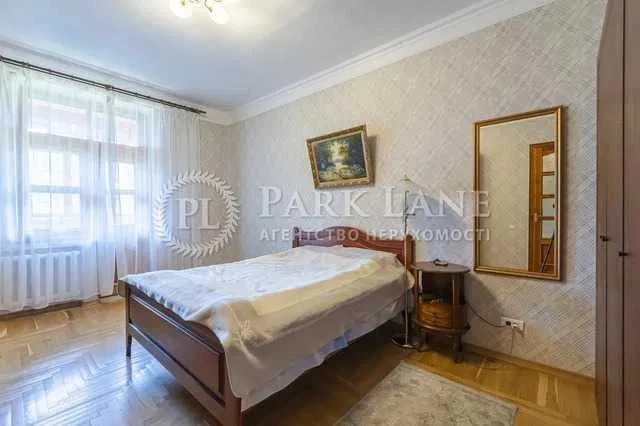 For sale 5-room apartment of John McCain 18/2 Pecherskyi district