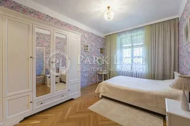 For sale 5-room apartment of John McCain 18/2 Pecherskyi district