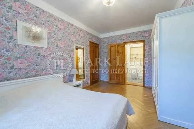 For sale 5-room apartment of John McCain 18/2 Pecherskyi district