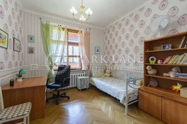 For sale 5-room apartment of John McCain 18/2 Pecherskyi district