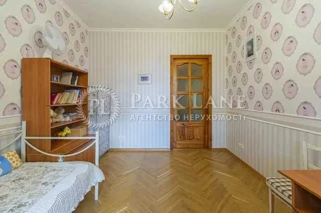 For sale 5-room apartment of John McCain 18/2 Pecherskyi district