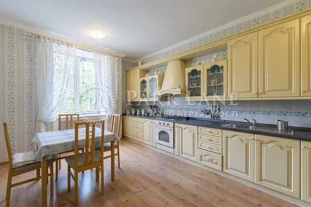 For sale 5-room apartment of John McCain 18/2 Pecherskyi district