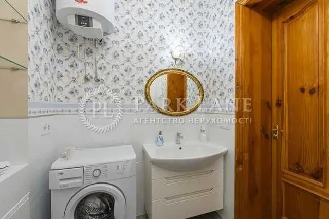 For sale 5-room apartment of John McCain 18/2 Pecherskyi district