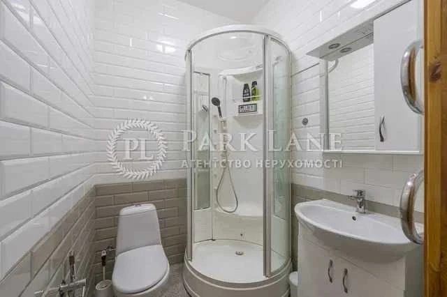 For sale 5-room apartment of John McCain 18/2 Pecherskyi district