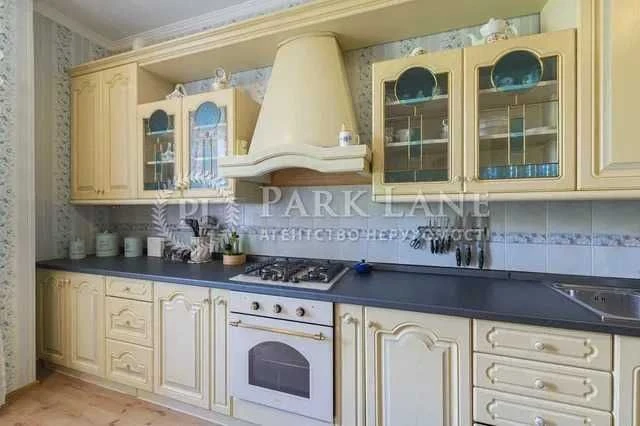 For sale 5-room apartment of John McCain 18/2 Pecherskyi district