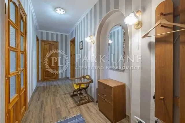 For sale 5-room apartment of John McCain 18/2 Pecherskyi district