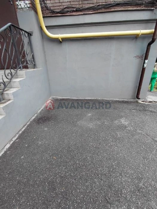 Sale of a 2-room full-length apartment in the city center (basement, c
