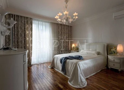 Продаж 3к квартири 180 кв. м на вул. Олександра Кониського 7