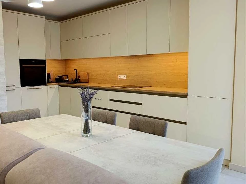 Apartment. Ivano-Frankivsk, Yevhena Konovaltsa St.