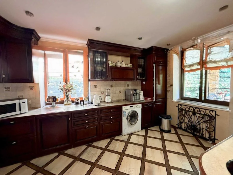 Red brick house on Dovhiy St.! Generator, garage, p