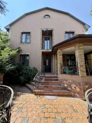Red brick house on Dovhiy St.! Generator, garage, p