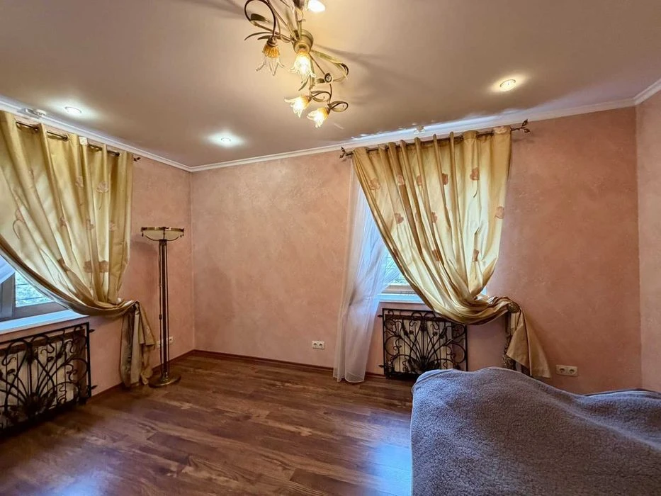 Red brick house on Dovhiy St.! Generator, garage, p