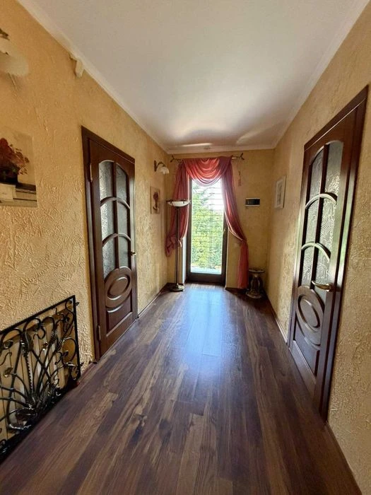 Red brick house on Dovhiy St.! Generator, garage, p