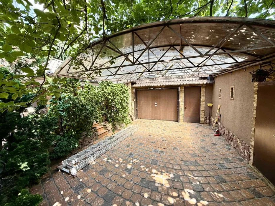 Red brick house on Dovhiy St.! Generator, garage, p
