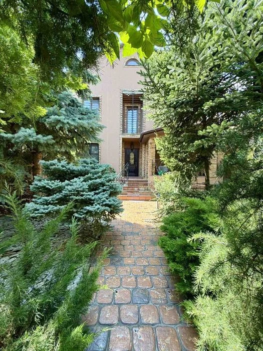 Red brick house on Dovhiy St.! Generator, garage, p