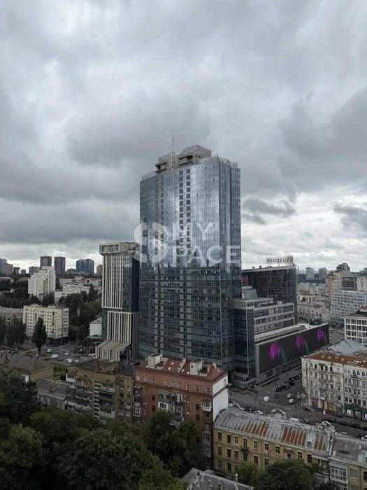 **Продам квартиру Печерськ центр 191м2 без ремонту**