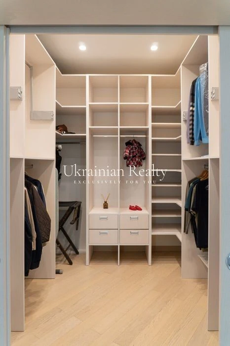 For sale 18A, Instytutska Street. ALWAYS has electricity, heating and water!