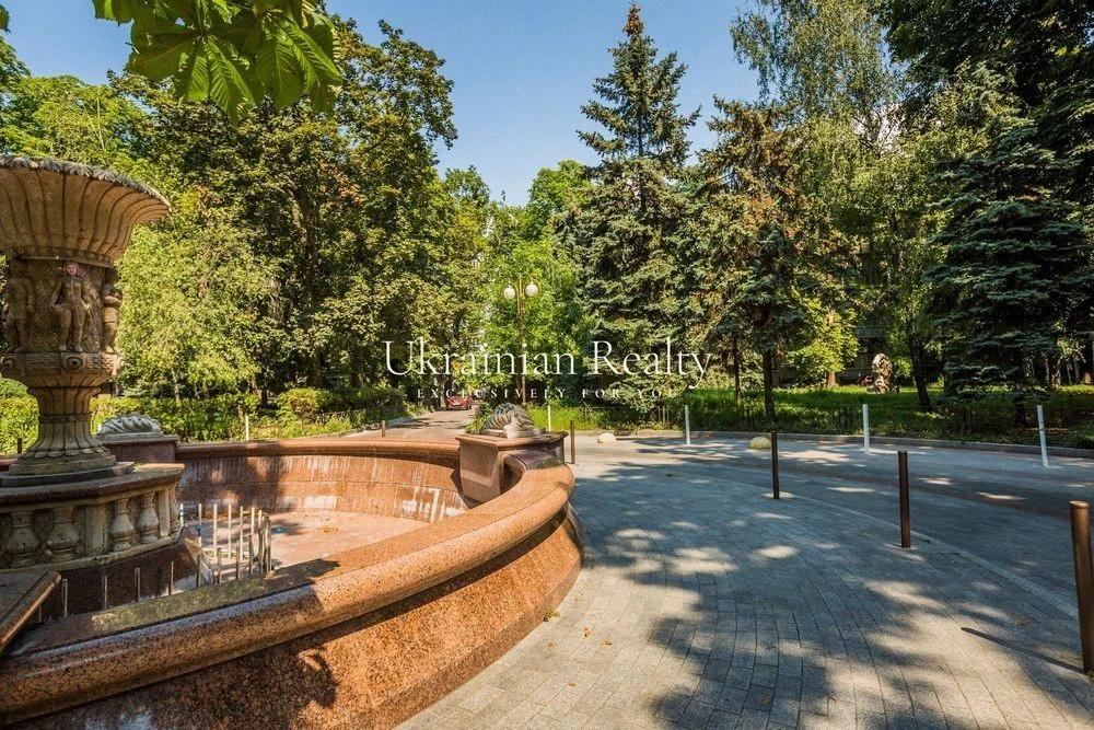 For sale 18A, Instytutska Street. ALWAYS has electricity, heating and water!
