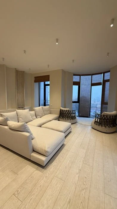 I will sell a 3-room apartment of 143 m² in the residential complex "Yubileyny". Franz