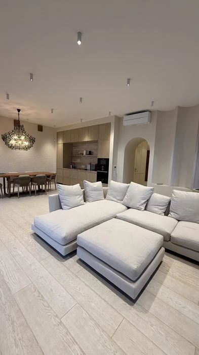 I will sell a 3-room apartment of 143 m² in the residential complex "Yubileyny". Franz