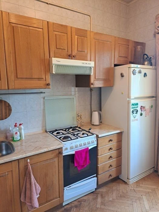 Sale of 3 rooms. "Stalinki" (+ 2 rooms on the 2nd floor). Donets