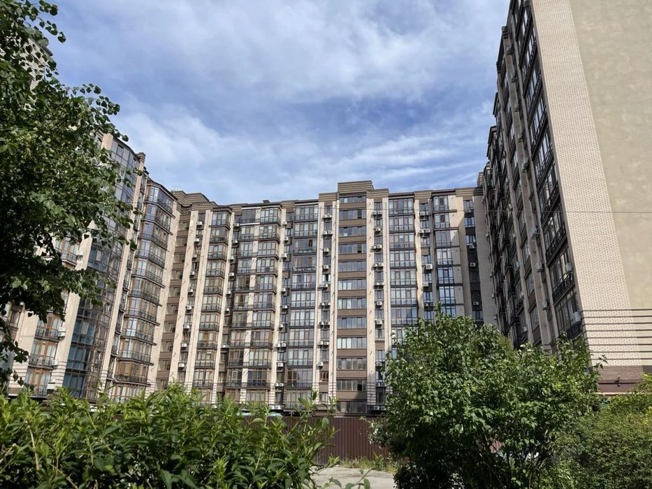 Продам 2ком 78м2+ кладовка 4м2. ЖК ул. Антоновича,36