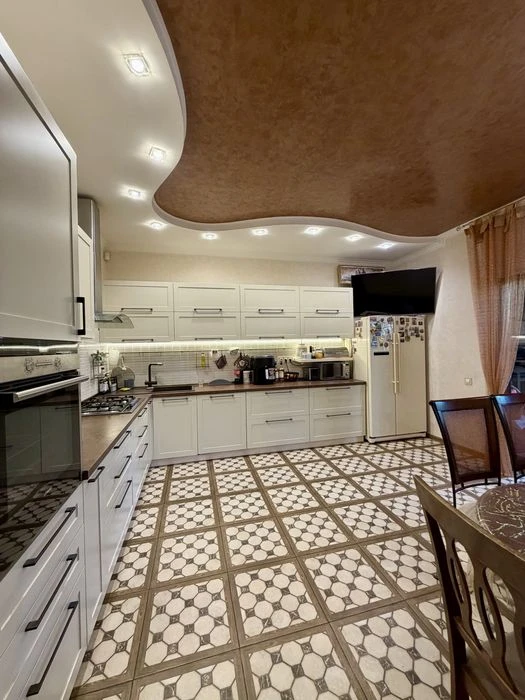 Sauvignon. House 370 sq.m. Repair. Furniture.