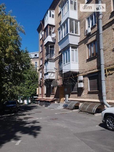 Продаж 4к квартири 93.8 кв. м на вул. Трьохсвятительська 9 •