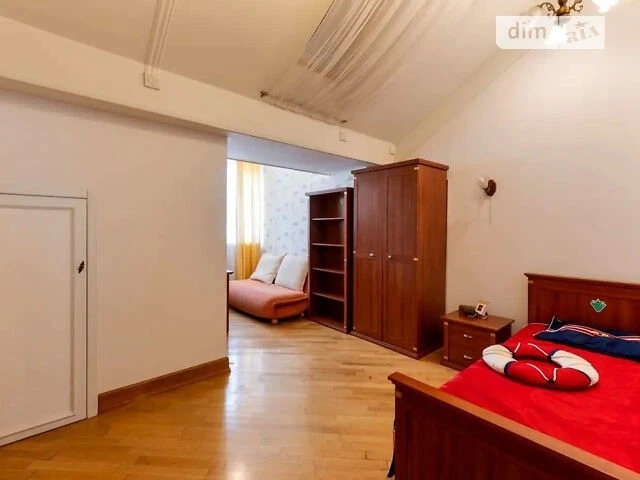 Sale of 3-room apartment 172 sq. m on Mezhyhirska Street 28 • ID 347
