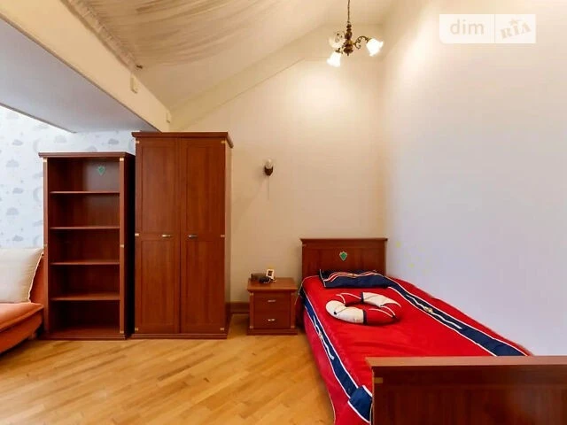 Sale of 3-room apartment 172 sq. m on Mezhyhirska Street 28 • ID 347