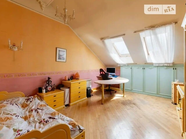 Sale of 3-room apartment 172 sq. m on Mezhyhirska Street 28 • ID 347