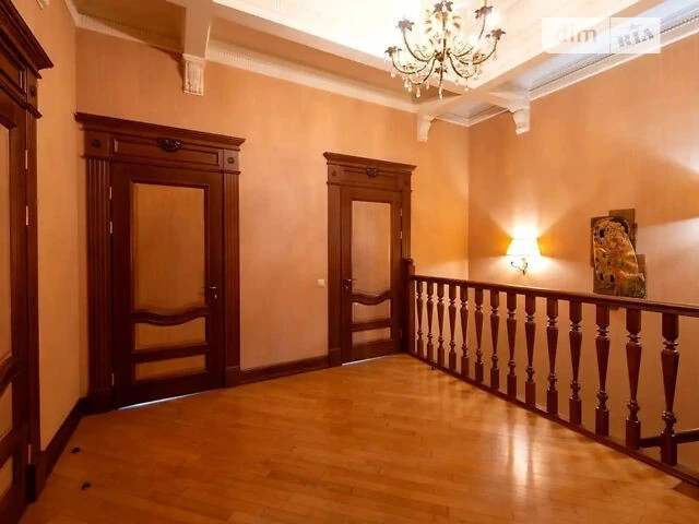 Sale of 3-room apartment 172 sq. m on Mezhyhirska Street 28 • ID 347