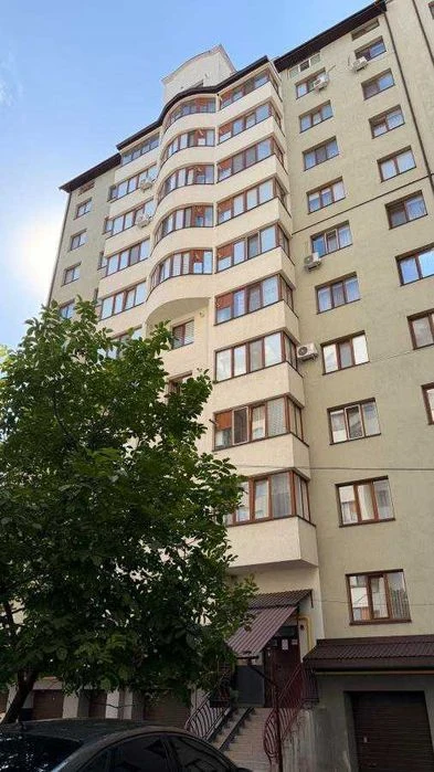 Продається 2 кім. квартира в ЦЕНТРІ  по вул. Хотинська в обж