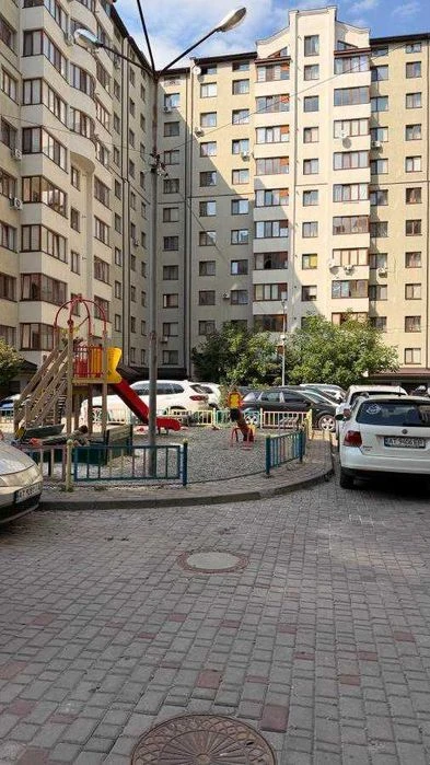Продається 2 кім. квартира в ЦЕНТРІ  по вул. Хотинська в обж