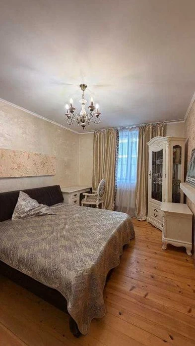 Продається 2 кім. квартира в ЦЕНТРІ  по вул. Хотинська в обж