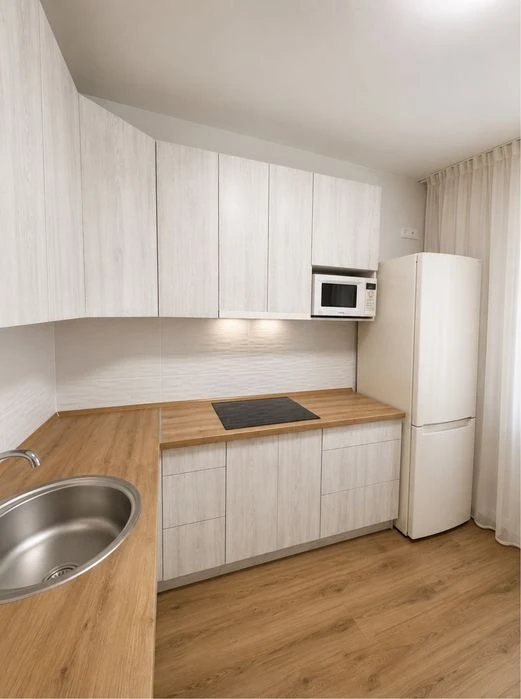 Stylish apartment with a walk-in closet for sale near the Akadem metro station.