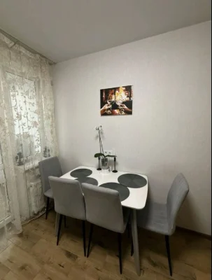 Stylish apartment with a walk-in closet for sale near the Akadem metro station.