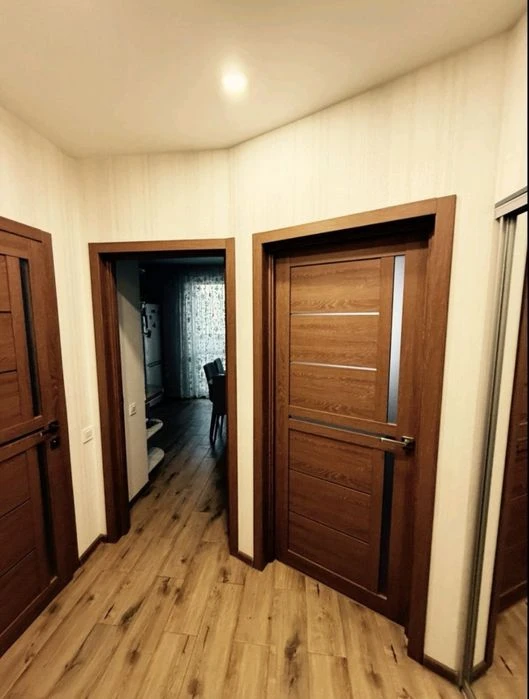 Stylish apartment with a walk-in closet for sale near the Akadem metro station.