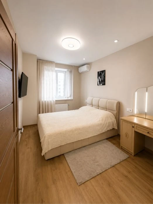 Stylish apartment with a walk-in closet for sale near the Akadem metro station.