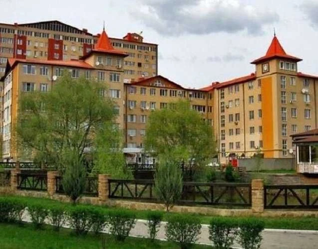 Selling a 3-room apartment in Zhuravlevsky residential complex, near Kyiv metro station.