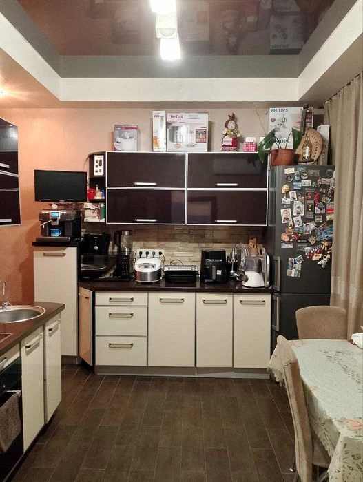 Selling a 3-room apartment in Zhuravlevsky residential complex, near Kyiv metro station.
